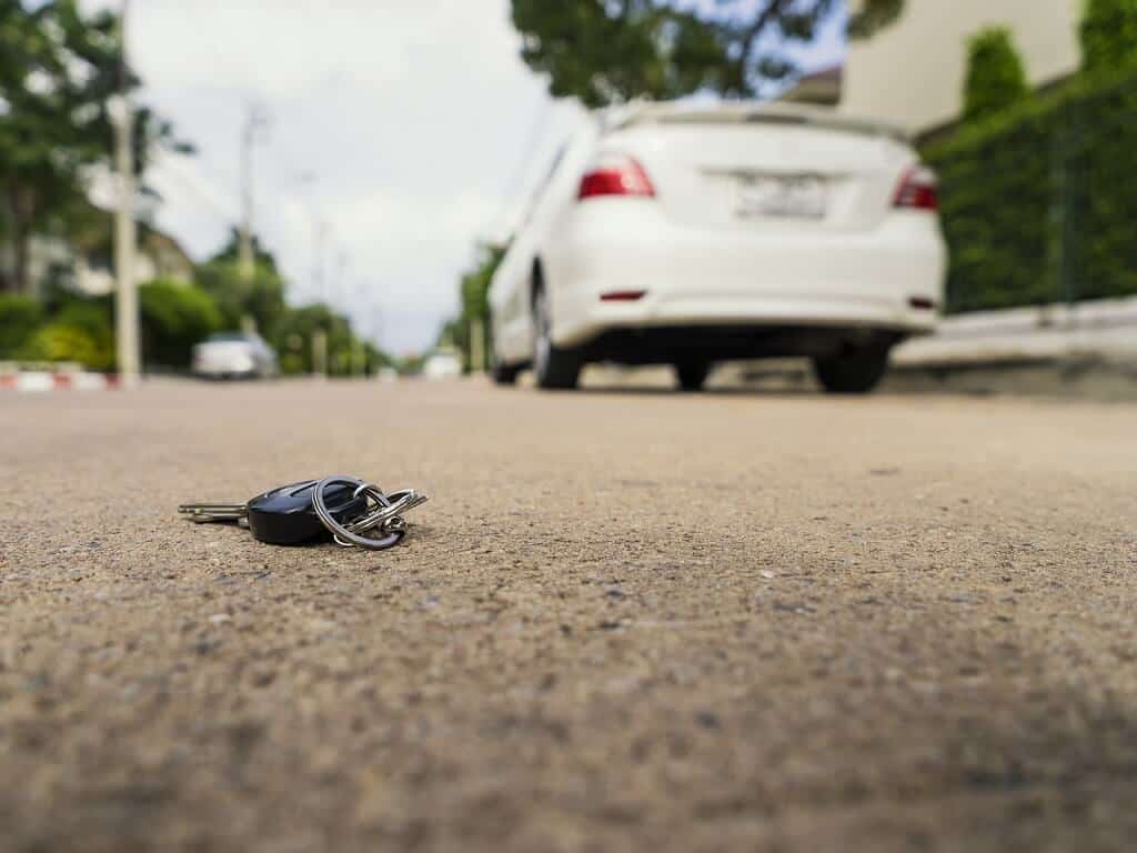 lost-car-keys-on-ground